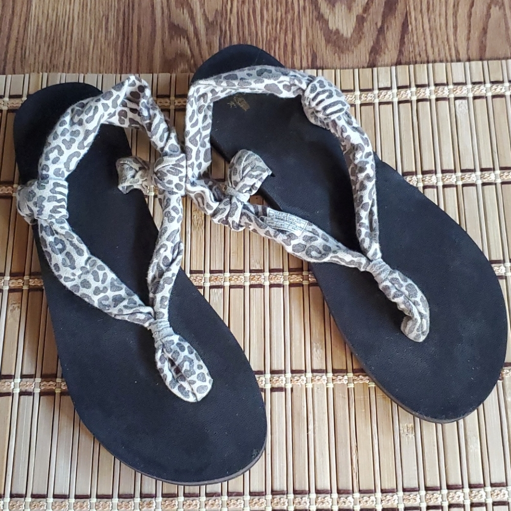 Sanuk yoga style leopard sandals Size 9